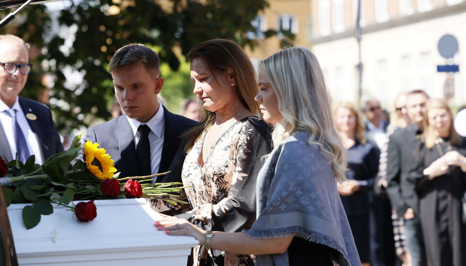 Hustruen Anette og parrets børn siger et sidste farvel.