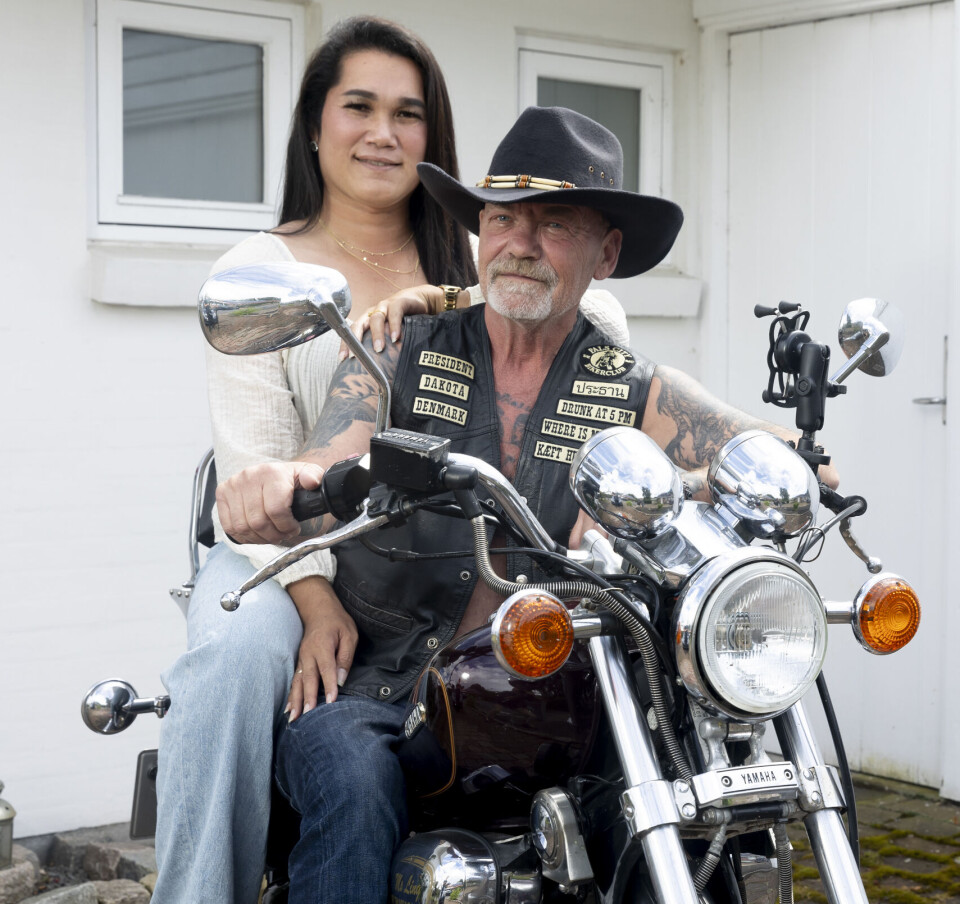 Billede 7 - Tony Dakota har også købt en motorcykel til sin thailandske udkårne, så de begge kan køre og nyde spontane ture sammen.