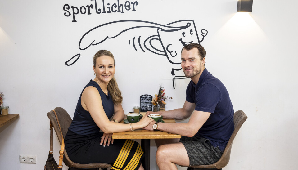 Stine og Casper på deres yndlingscafé Moho's i Hamborg.