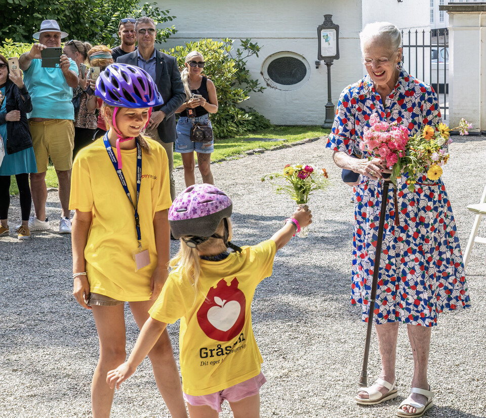 Også de små cykelryttere havde
plukket blomster til majestæten.