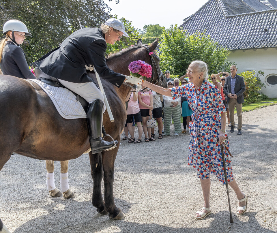 Med et smil tog dronning Margrethe imod både store og små .