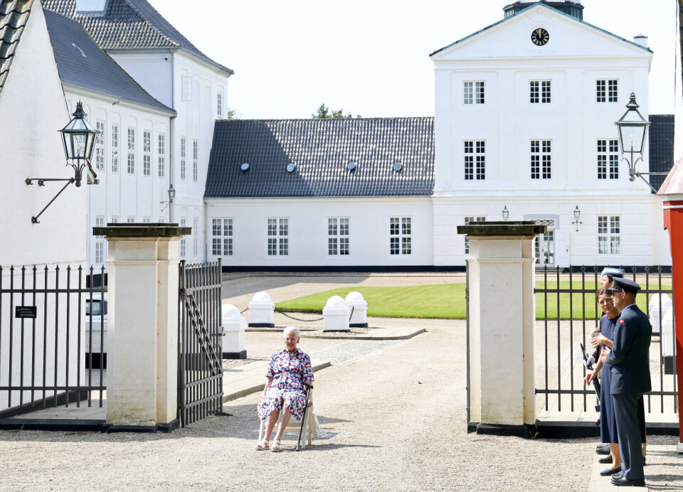 Dronning Margrethe sad på en stol foran slottet og ventede på det traditionsrige ringrideroptog.