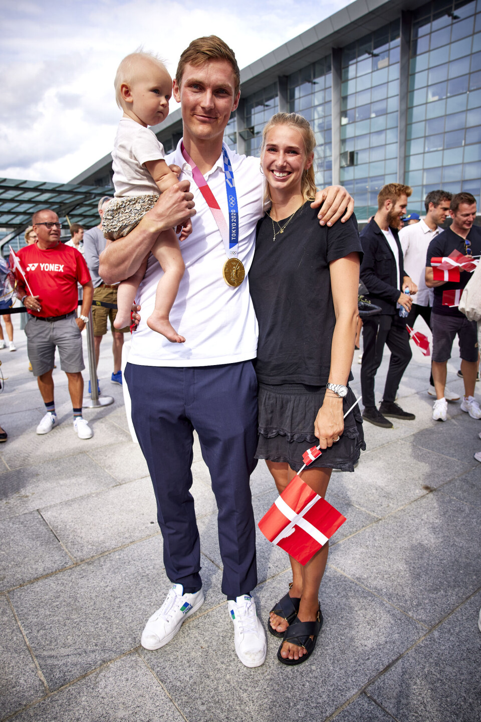 Viktor Axelsen, Natalia Koch Rohde og datteren Vega Rohde Axelsen ved hjemkosten af OL-guldvindere fra Tokyo i 2021