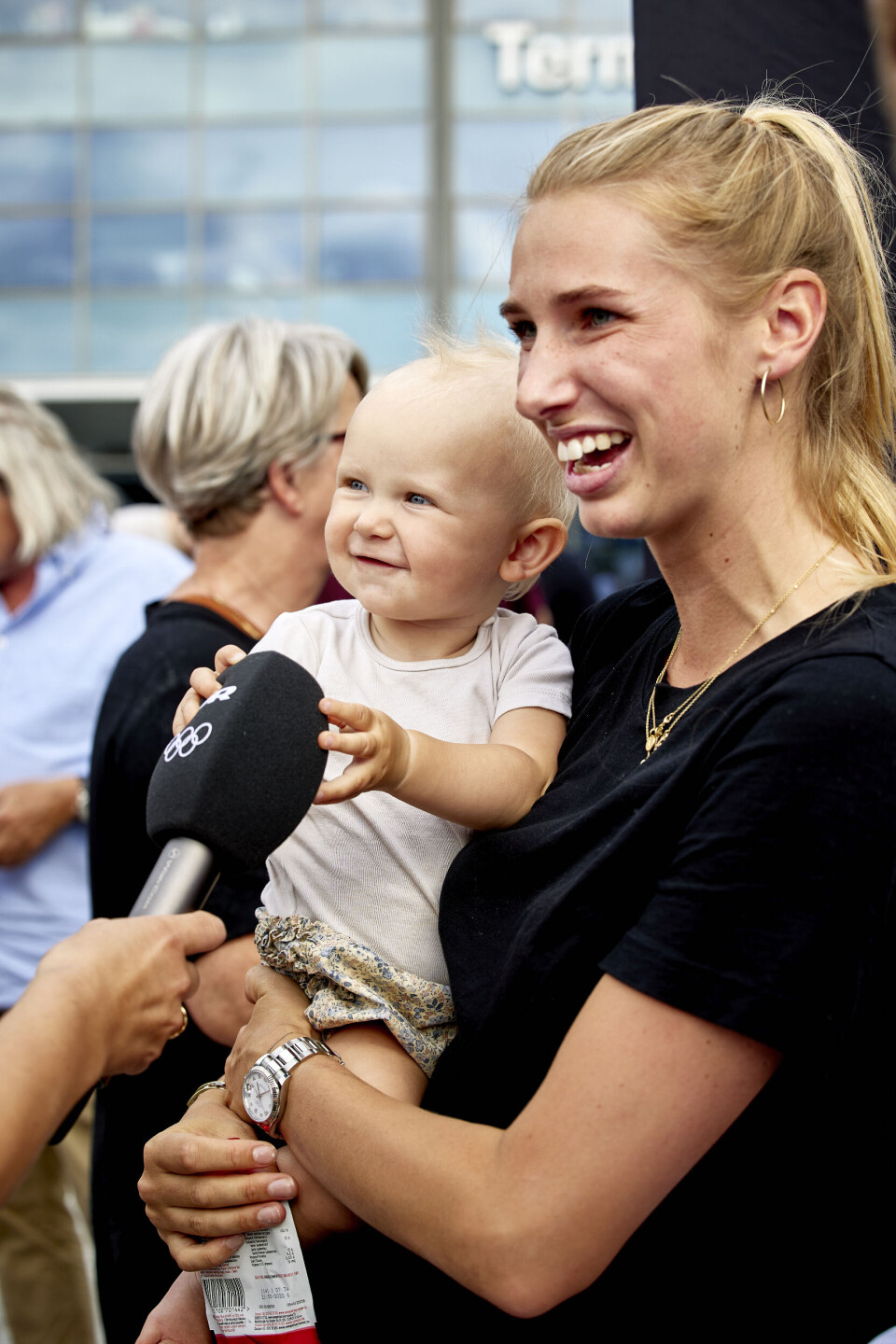 Natalia Koch Rohde og datteren Vega Rohde Axelsen ved hjemkosten af OL-guldvindere fra Tokyo i 2021