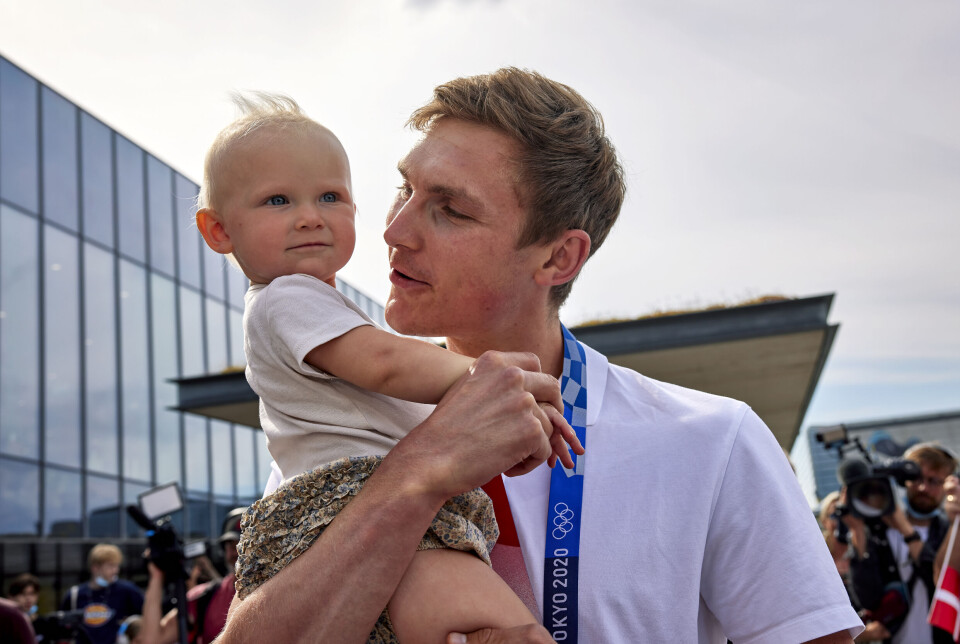 Viktor Axelsen og datteren Vega Rohde Axelsen ved hjemkosten af OL-guldvindere fra Tokyo i 2021