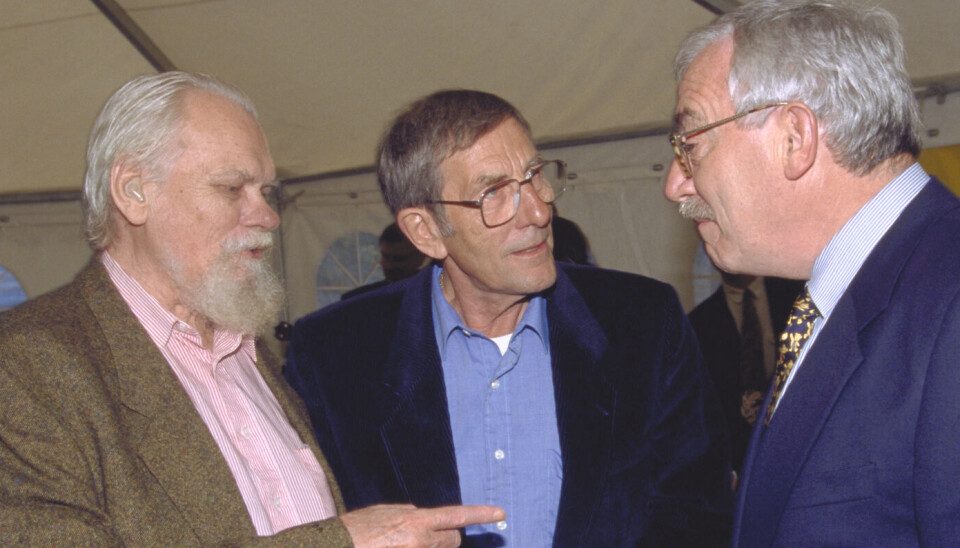 Gert Petersen, Kjeld Olesen og Uffe Ellemann-Jensen til sensommerfest hos forlaget Aschehoug i 1998.