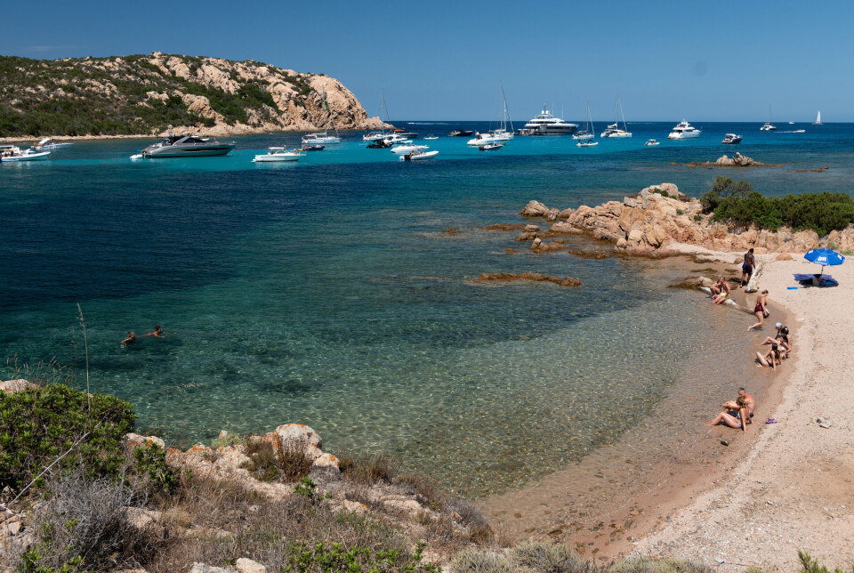 De flotte sandstrande i Porto Cervo har i løbet af sommeren også tiltrukket Amazon-ejeren Jeff Bezos, rockstjernen Rod Stewart og jetsetparret David og Victoria Beckham.