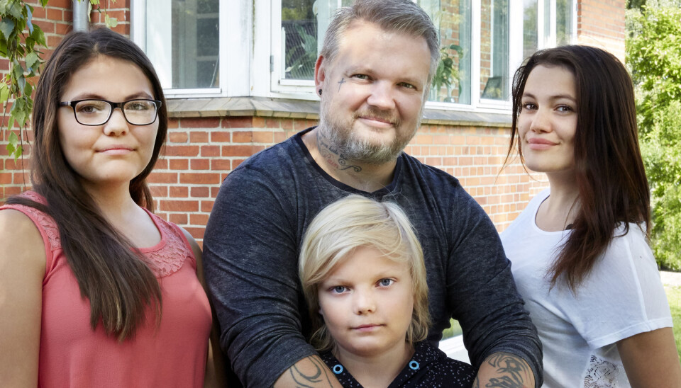 Stephanie med sin far, søster Isabella og bror Tristan. Foto: Camilla Hey/TV 2