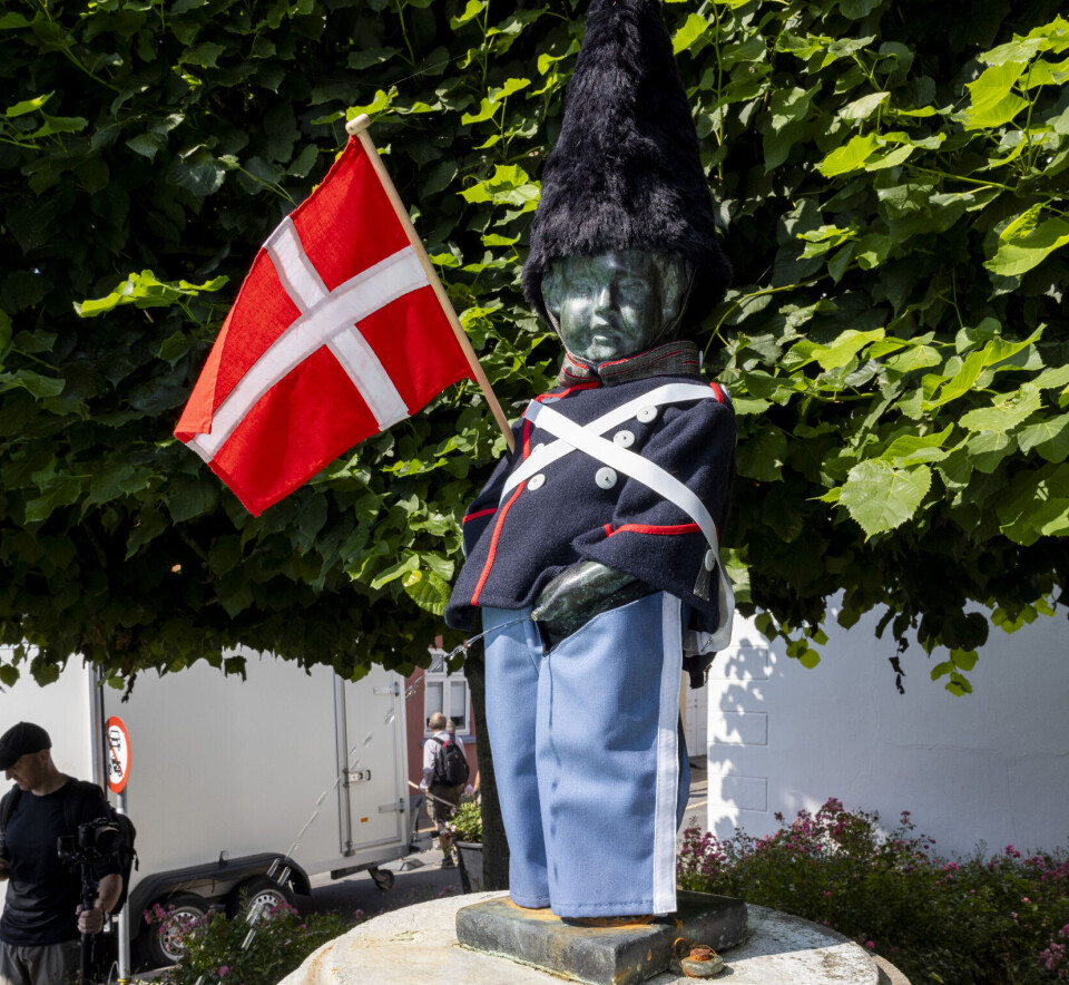 Fra rådhuset gik turen til den fynske udgave af Manneken Pis, der har prydet hjørnet af Adelgade og Kirkestræde siden 1934. Han var i dagens anledning klædt i garder-uniform.