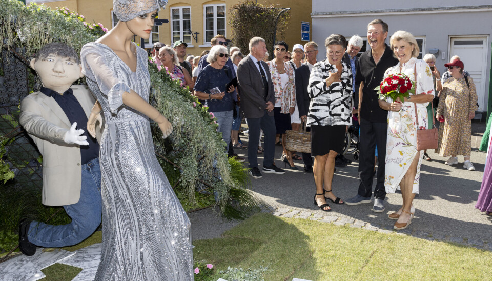 Hun ser meget beslutsom ud, lo Anne ved synet af danseparret, der prydede en af udstillingerne.
