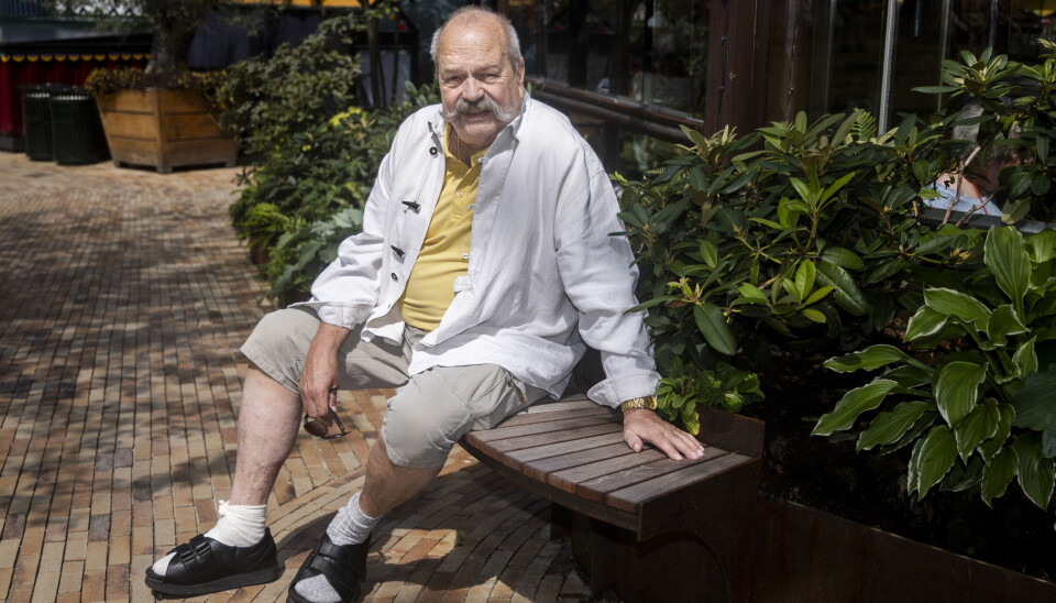 – Jeg måtte aflyse en tur til Mallorca, hvor vi altid låner en lejlighed af nogle venner. Vi skulle have været af sted sidst i august, men lægen sagde nej. Jeg må blive hjemme og vente på, at lortet heler, siger han om sin fod.