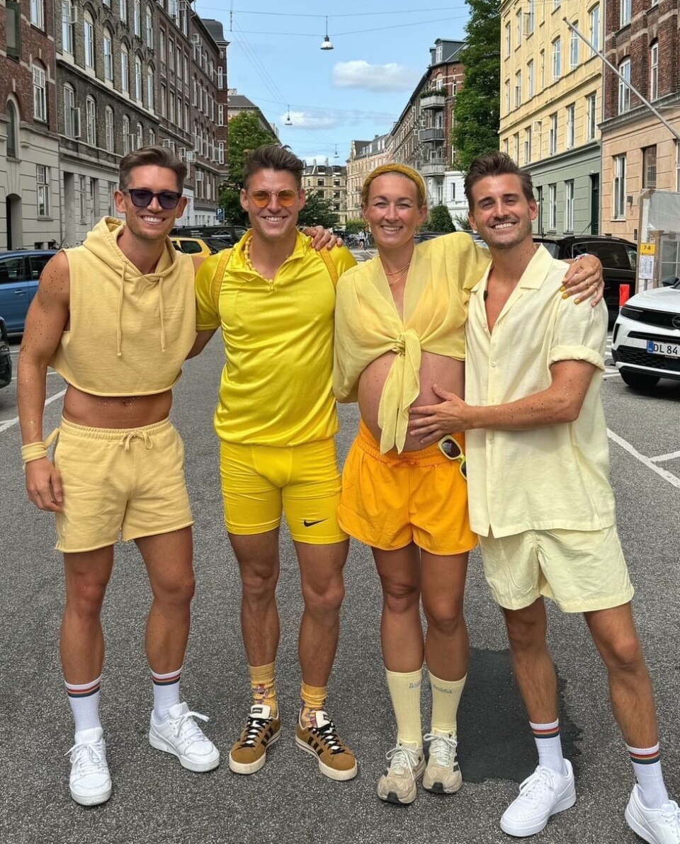 Frederik Haun og Morten Kjeldgaard med Nanna, der bærer deres tvillinger samt Nannas mand, Frederik.