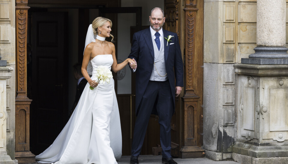 Søren Le Schmidt stod for brudekjolen, der var en enkel corsagekjole i silke duchesse med et 15 meter langt skørt.