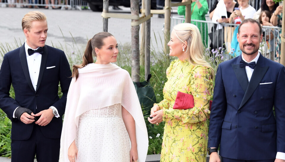 Marius (t.v.) sammen med sin halvsøster, prinsesse Ingrid Alexandra, sin mor, kronprinsesse Mette-Marit, og sin stedfar, kronprins Haakon.