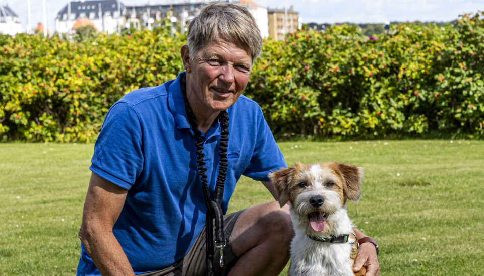 Tv-værten Kaare Sand viser hunden Terry frem.