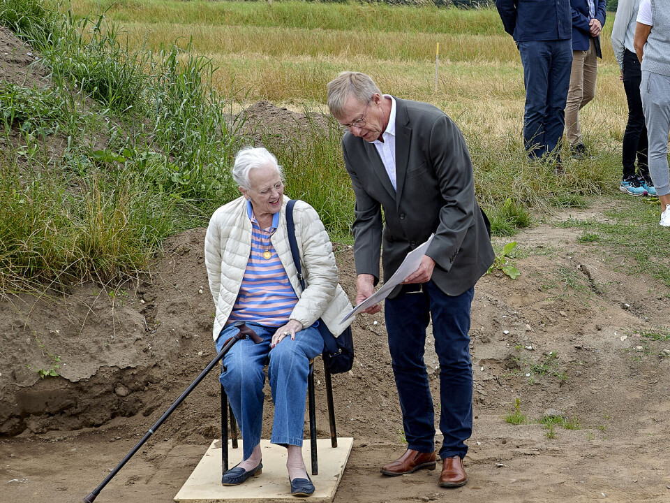 Det er desværre slut med selv at ligge på knæ og grave. Nu nyder den 84-årige majestæt at følge arkæologernes arbejde på afstand.
