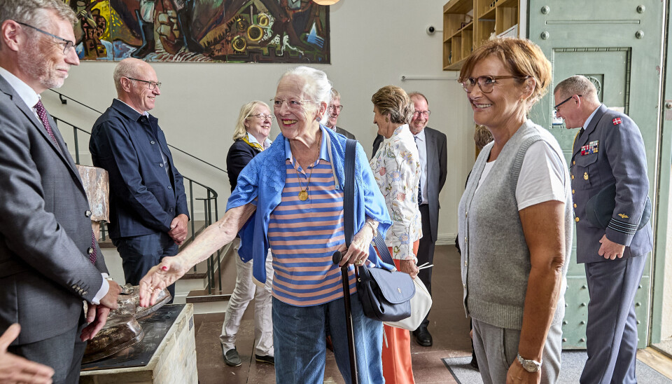 Dagen blev rundet af med et besøg på Horsens Museum, hvor hun sammen med arkæologerne studerede et udvalg af de oldsager fra gravpladsen ved Hedegård, som blev udgravet i 1980’erne og 1990’erne.