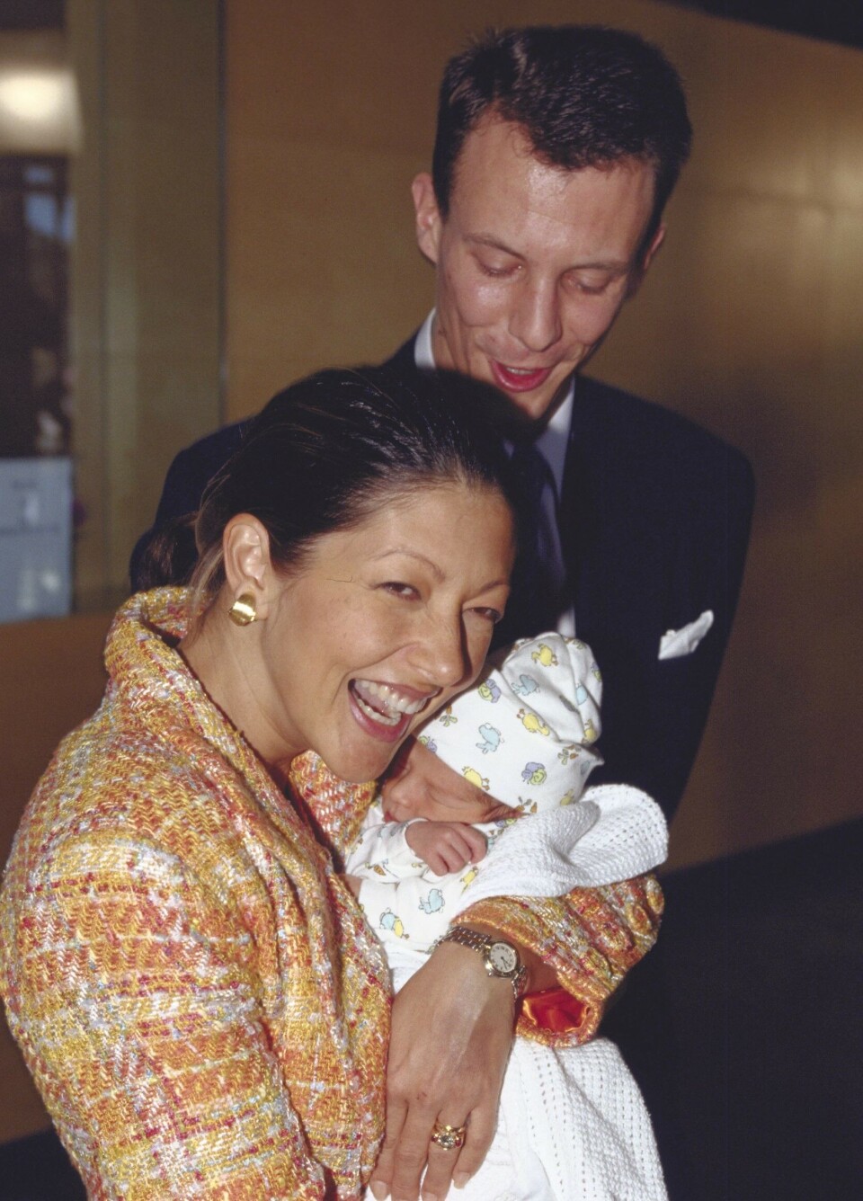 1999. Grevinde Alexandra og prins Joachim forlader Rigshospitalet med nyfødte grev Nikolai.