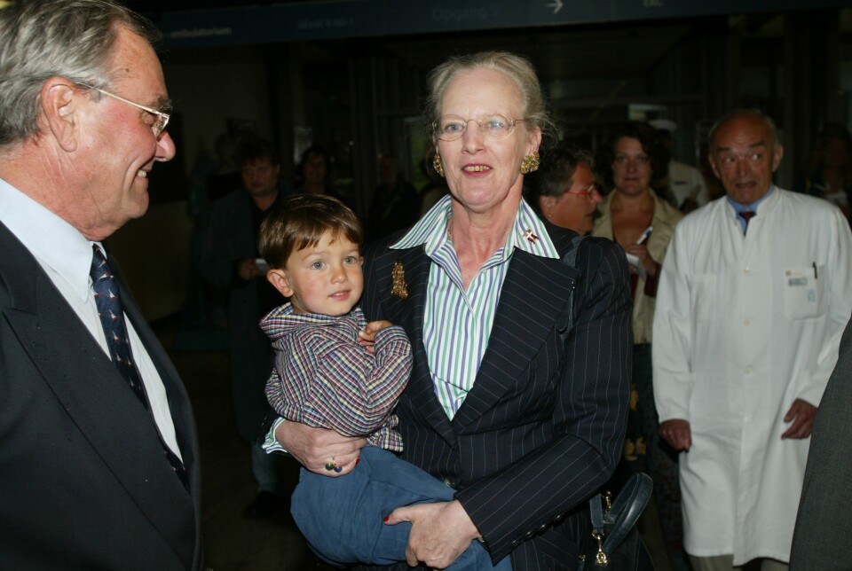 2002. Grev Nikolai i farmors favn på Rigshospitalet, hvor grev Felix netop er blevet født.