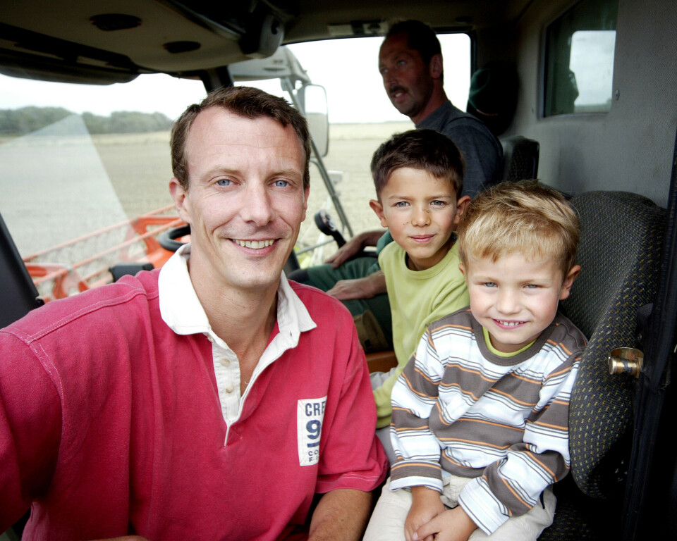 2006. Grev Felix og grev Nikolai høster på Schackenborg med deres far, prins Joachim.