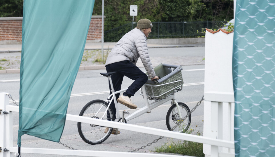 Skuespilleren ankom på sin smarte ladcykel fra Biomega.