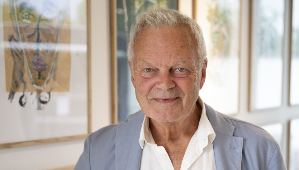 Jarl Friis viser billeder frem.