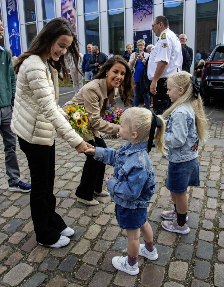 Blomsterpigerne Sigrid på seks år og Agnes på snart fire år tog imod de kongelige gæster.