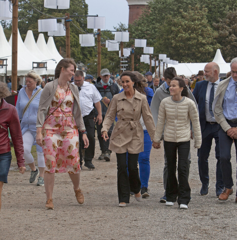 Marie og Athena gik hånd i hånd rundt på festivalen.