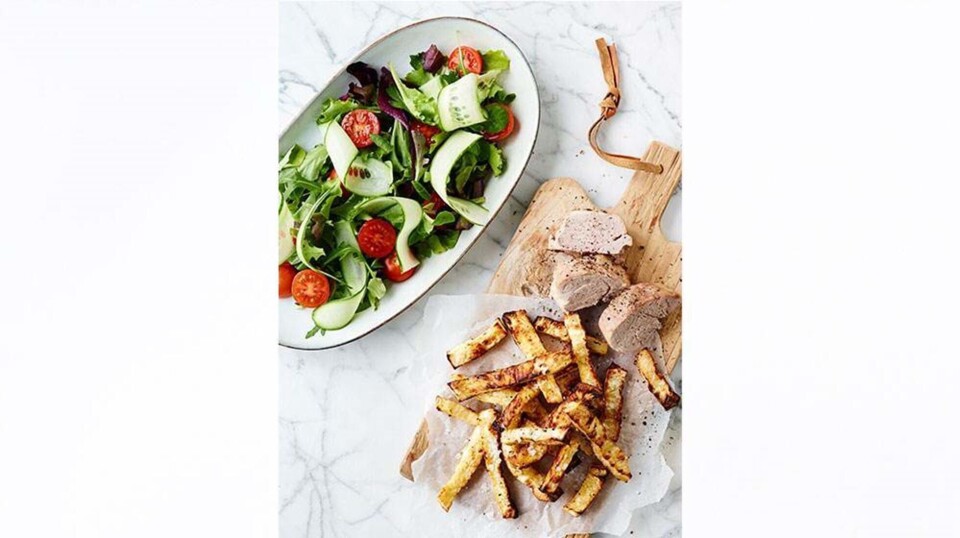 Low carb opskrift: Svinemørbrad med sellerifritter og grøn salat