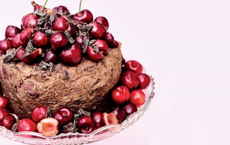 Honning-chokoladekage med kirsebærmousse