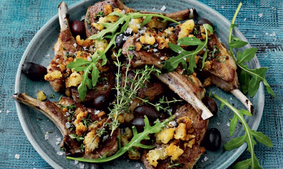 Lammekoteletter med sprød topping, oliven og rucola