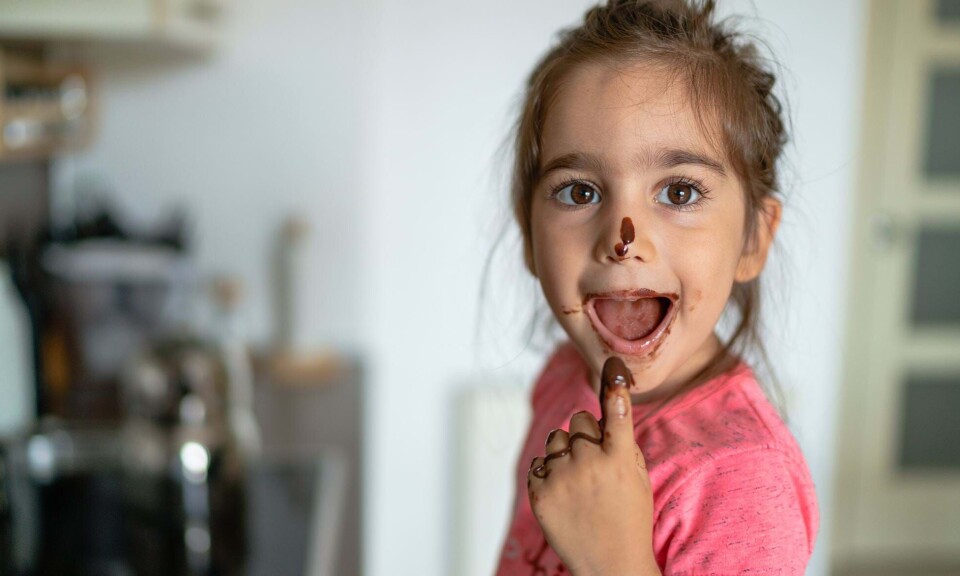 pige spiser chokolade