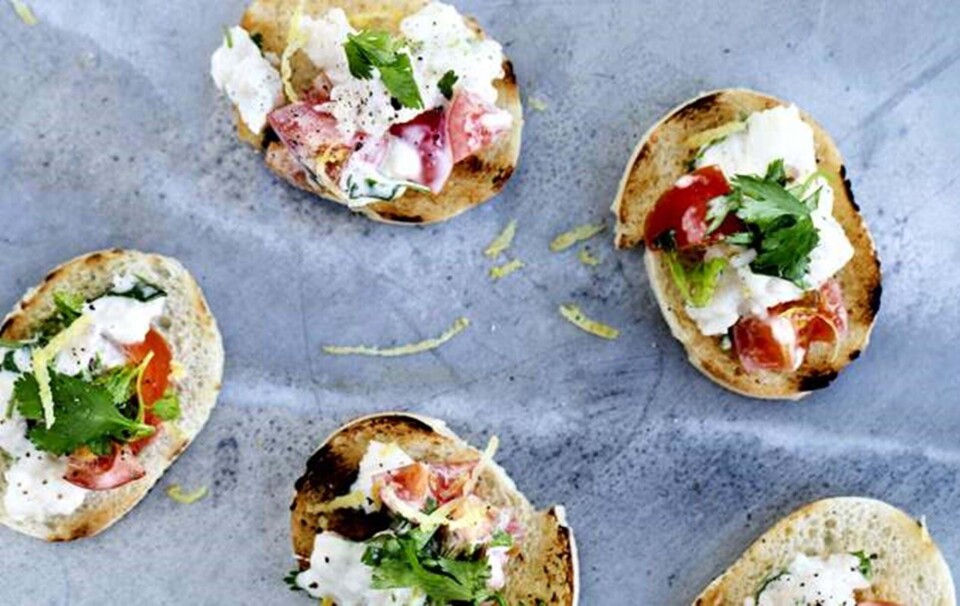 Crostini med krabbe, tomat og koriander
