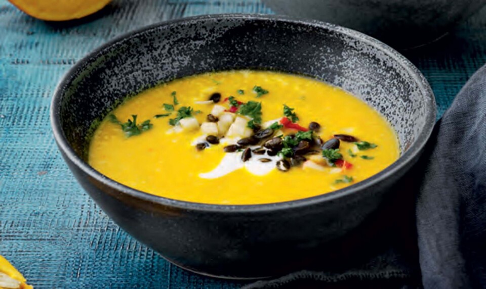 Spicy græskarsuppe med tamari-græskarkerner, yoghurt og persille