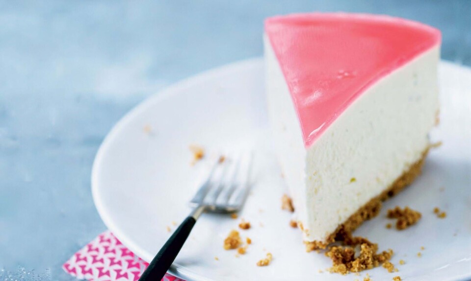 Smuk cheesecake med hvid chokolade, lime og rabarbergele