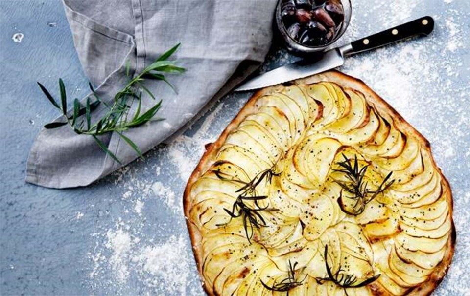 Pizza med kartofler, rygeost, timian og trøffelolie