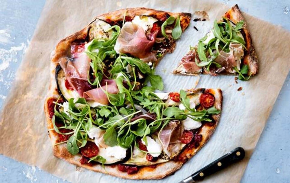 Pizza med parmaskinke, rucola, aubergine og gedeost