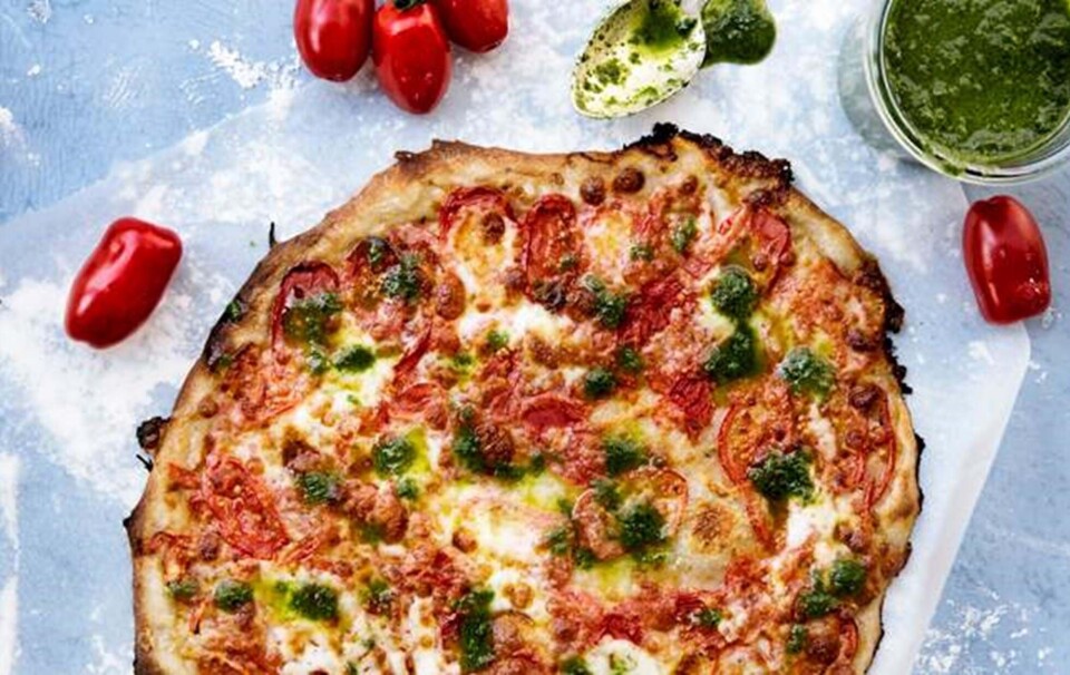 Klassisk pizza med friske tomater, mozarella og basilikumolie