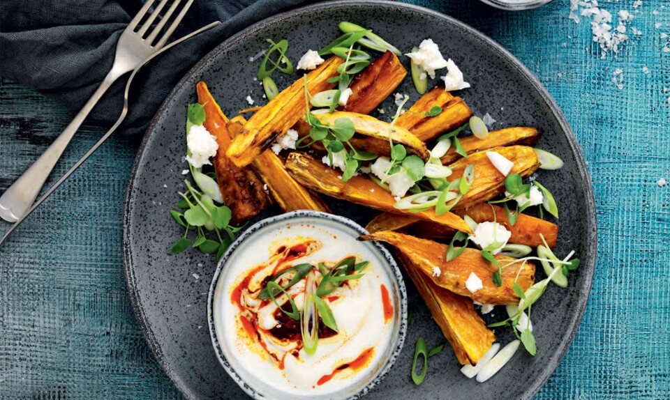 Sweet potato med harrisa-dip og forårsløg