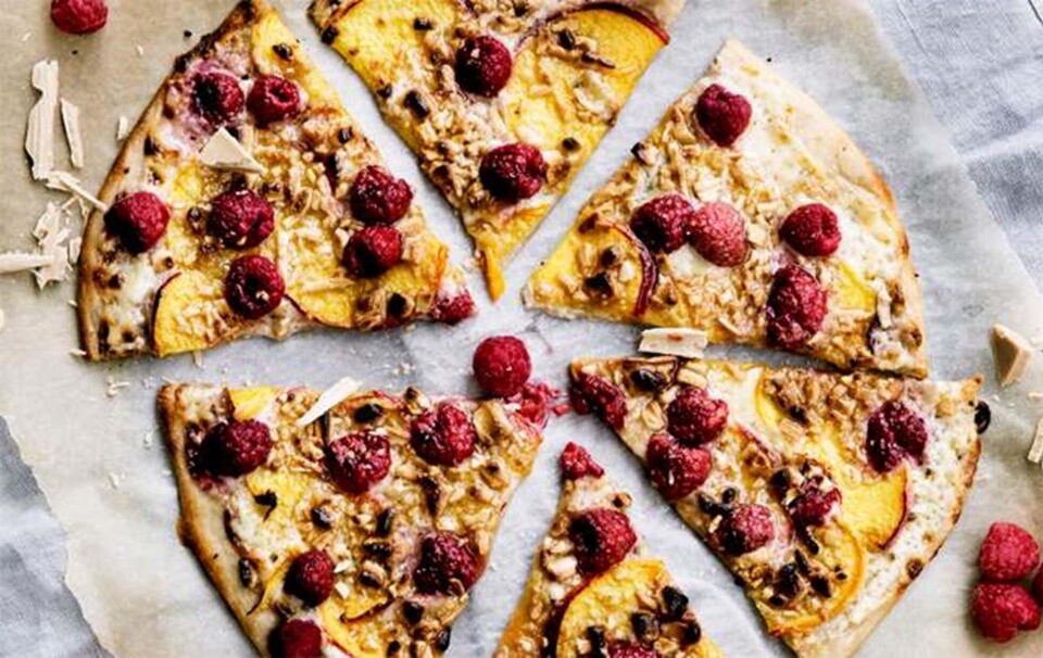 Sød pizza med mascarpone, ferskner, hindbær og hvid chokolade