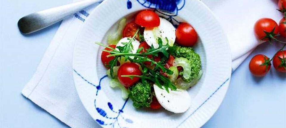 Salat med rucola-pesto, tomat og mozzarella