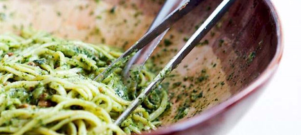 Pasta med pesto rørt med mandler og mynte
