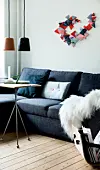 Michael har designet både sofabordet med håndtag og den formbøjede bladholder i sofahjørnet.