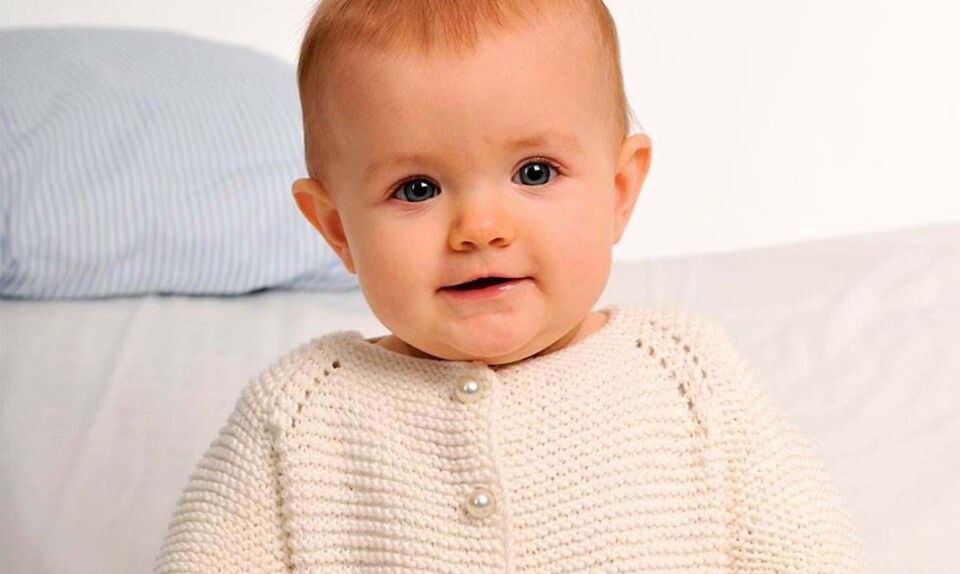 Strikket cardigan og strikket tæppe til baby