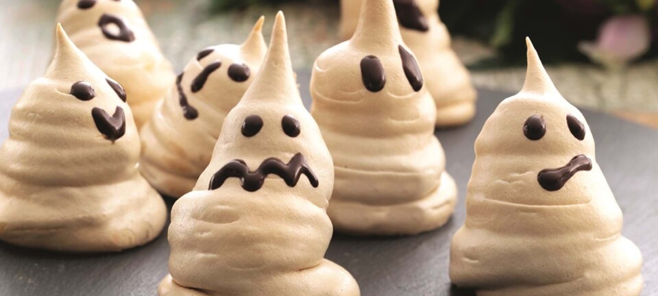 Verdens nemmeste Halloween-kager: Sådan bager du marengs-spøgelser