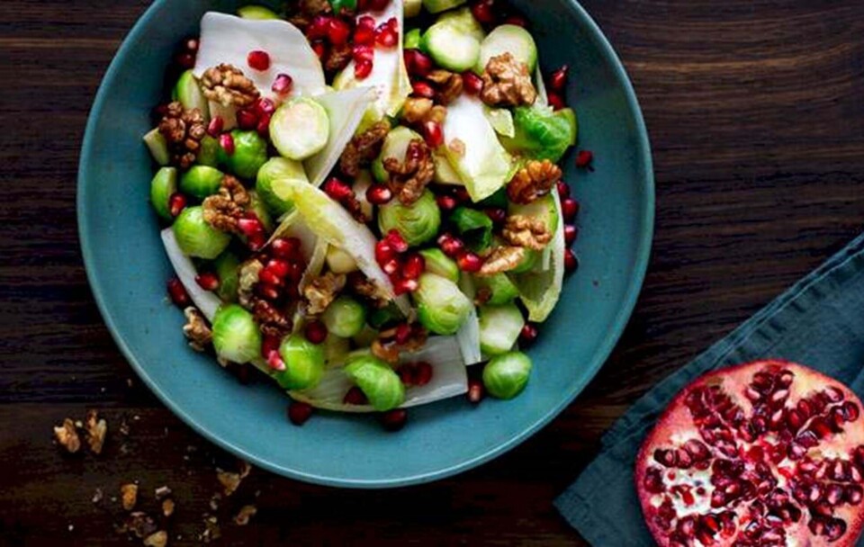Rosenkål med julesalat, granatæblekerne og friske æbletern