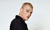 Sebastian Bull troede, han skulle dø: ”Min ven lå i ske med mig og holdt om mig, mens jeg græd”