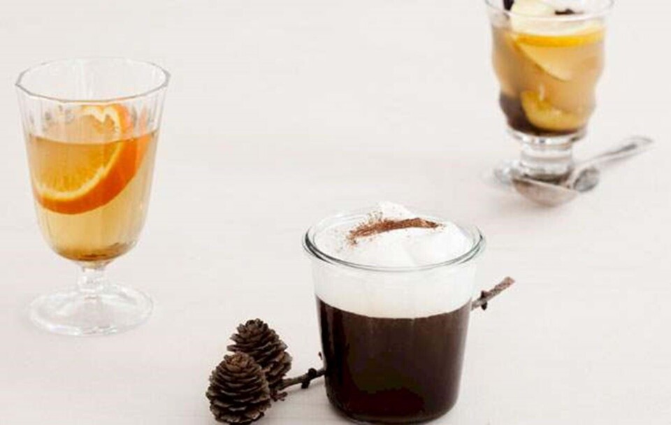 Julens varme drikke: Hvid gløgg med lakrids, romtoddy & julekaffe