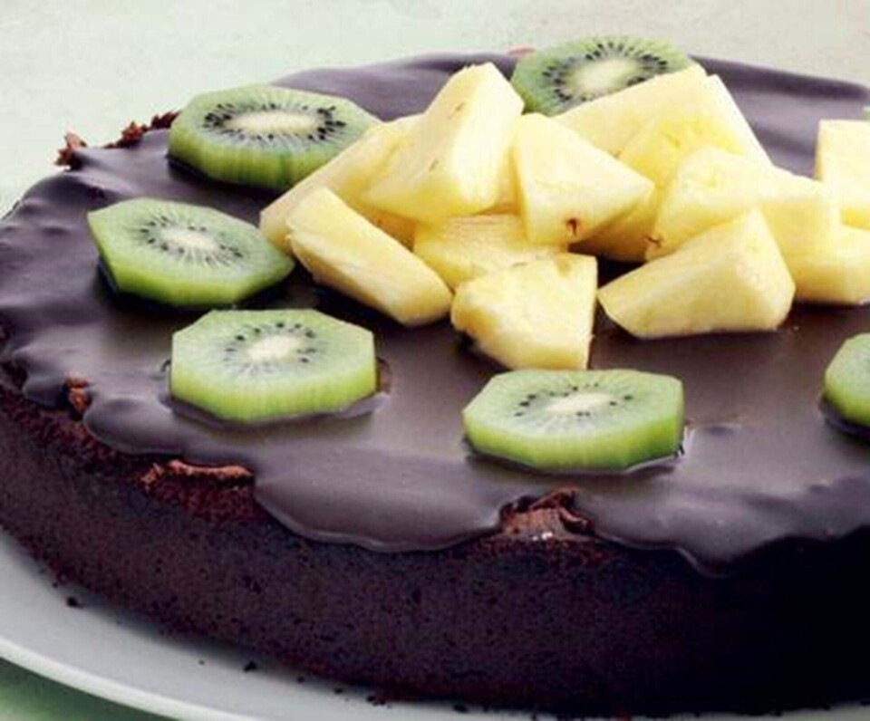 Chokoladekage med frisk frugt