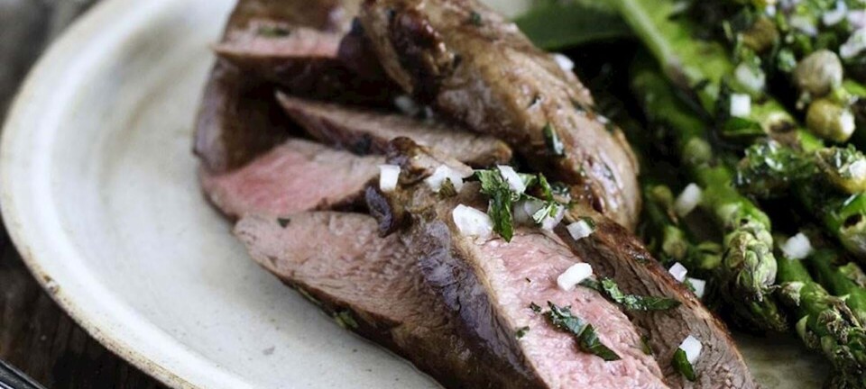 Opskrift: Lammemørbrad med grillede asparges og sauce verde